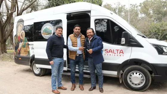 103280-la-gestion-saenz-continua-renovando-la-flota-vehicular-de-los-municipios-con-la-entrega-de-una-minibus-okm-para-la-candelaria-20250815012616