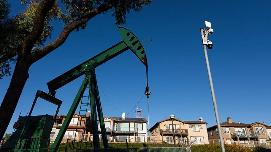 Neighborhood-drilling-EarthJustice_913x514-913x514