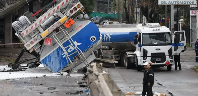 un-camin-de-ypf-derram-9-000-litros-de-combustible-en-un-accidente-640x310