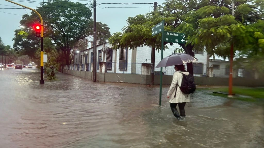 Fuertes-lluvias-en-Resistencia-y-alrededores-anegamientos-y-problemas-para-circular