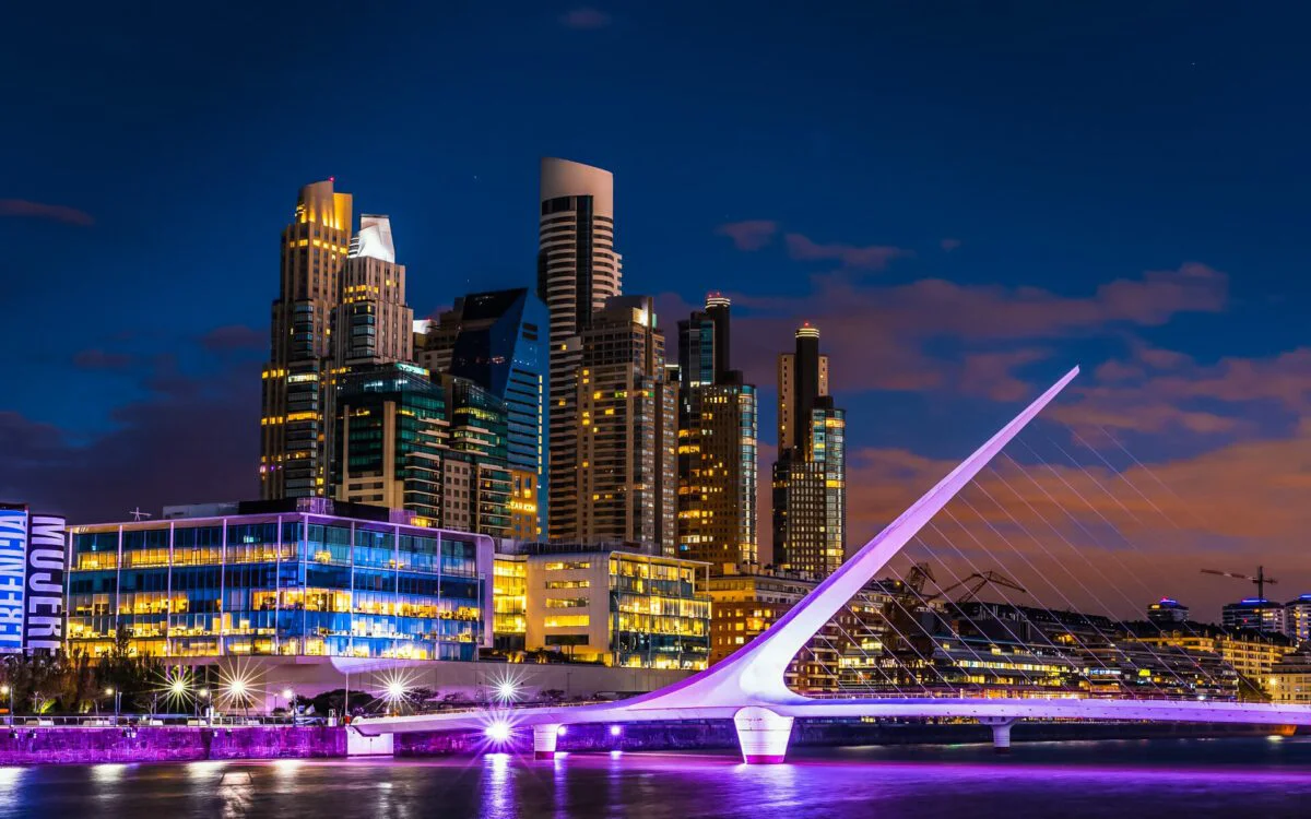 Buenos-Aires-puerto-madero-puente-de-la-mujer-noite-1200x750-1