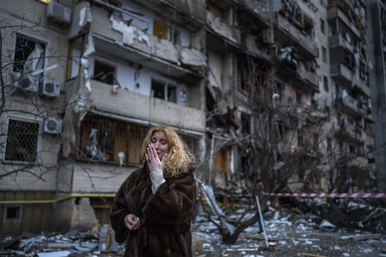una-ciudadana-ucraniana-llora-desconsolada-junto-a-su-casa-despues-de-un-ataque-con-misiles-en-la-ciudad-de-kiev-ucrania-el-viernes-25-de-febrero-de-202_2e7ecd9a_1280x853
