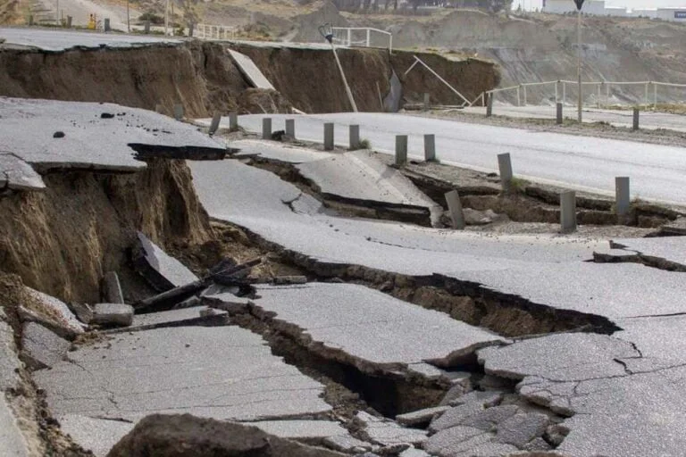 Clarin-en-la-ruta-destruida-en-Comodoro-Rivadavia-la-imagen-1-1-768x512