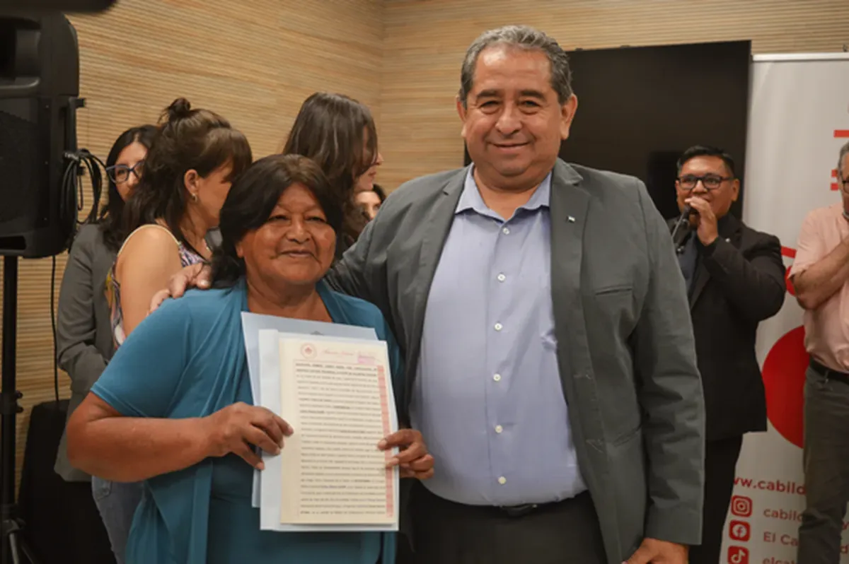 eduardo-cazon-secretario-ordenamiento-territorial-y-habitat-entrega-escrituras