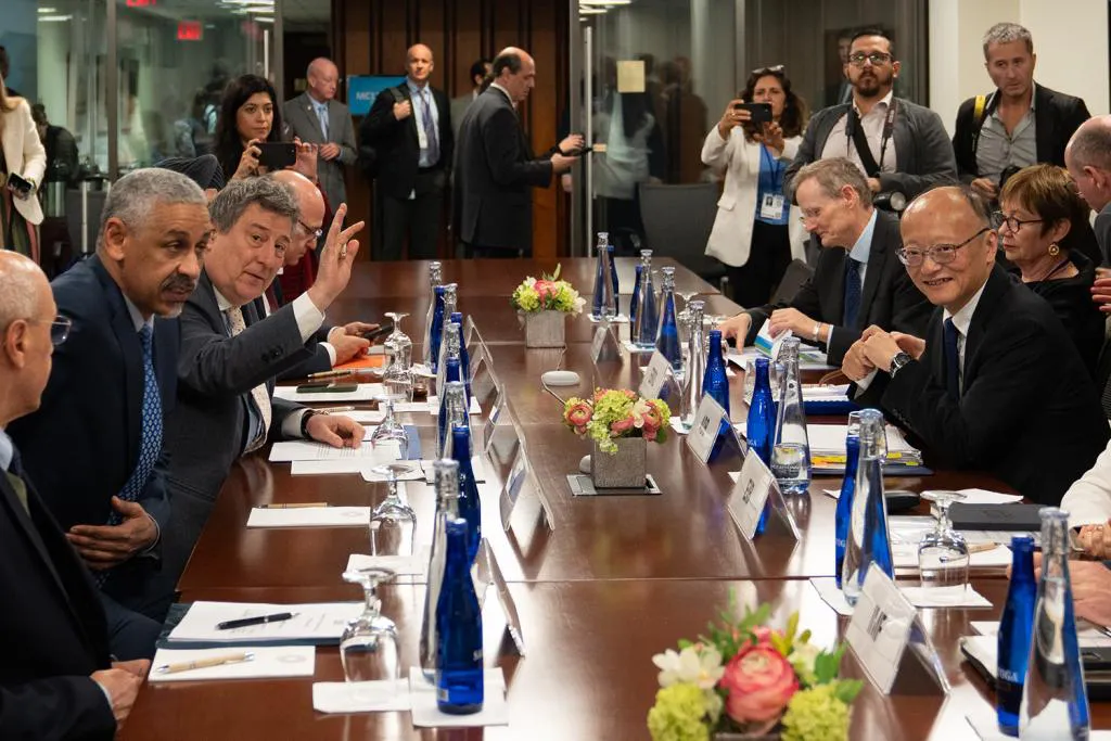 883626-ets04973-main