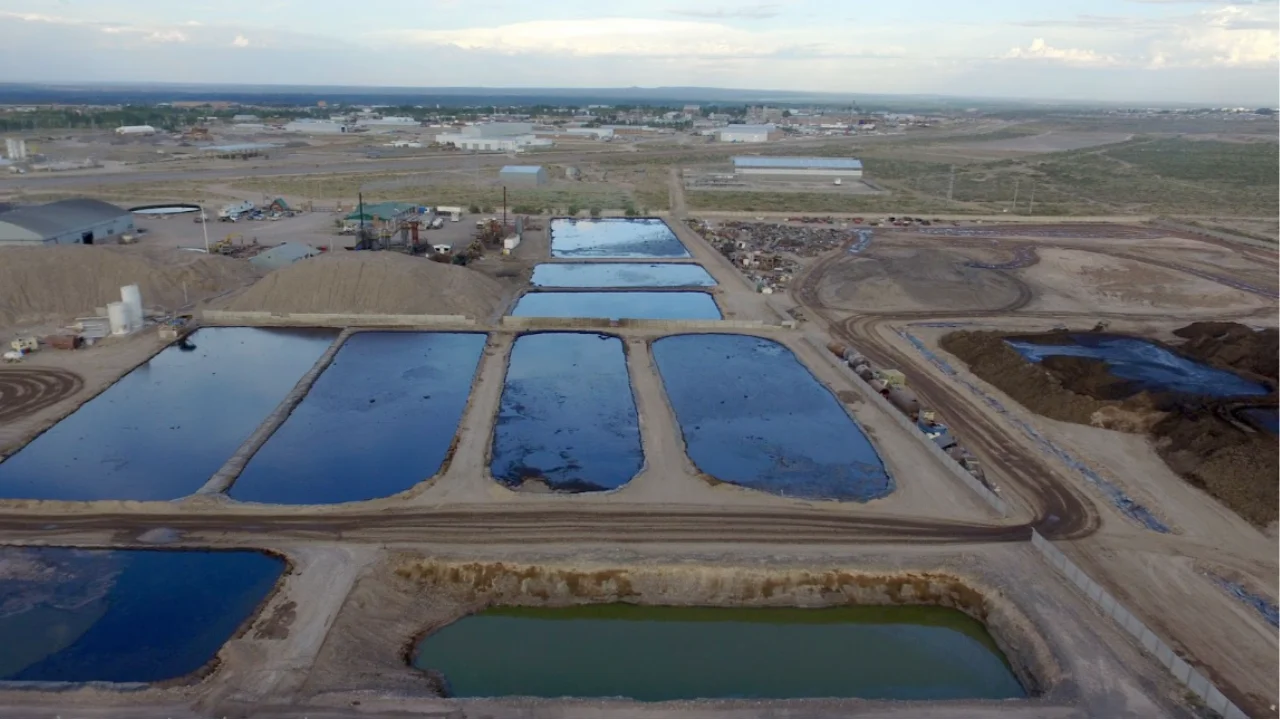 Imagen de archivo, Lagunas de tratamiento de efluentes petroleros 