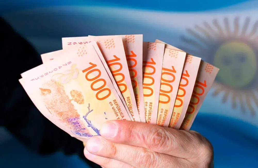 pesos-argentinos-y-billetes-salarios-y-sueldos