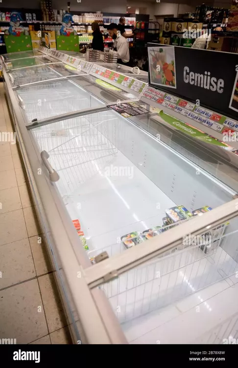berlin-alemania-14-de-marzo-de-2020-en-un-supermercado-de-berlin-wilmersdorf-se-puede-ver-un-congelador-casi-vacio-para-verduras-credito-christoph-soeder-dpa-alamy-live-news-2b78x8w