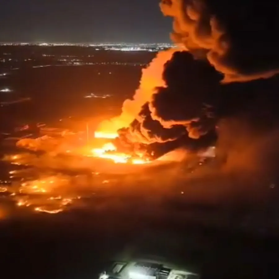 el-impactante-incendio-de-la-fabrica-en-ezeiza-desde-el-aire-2138089