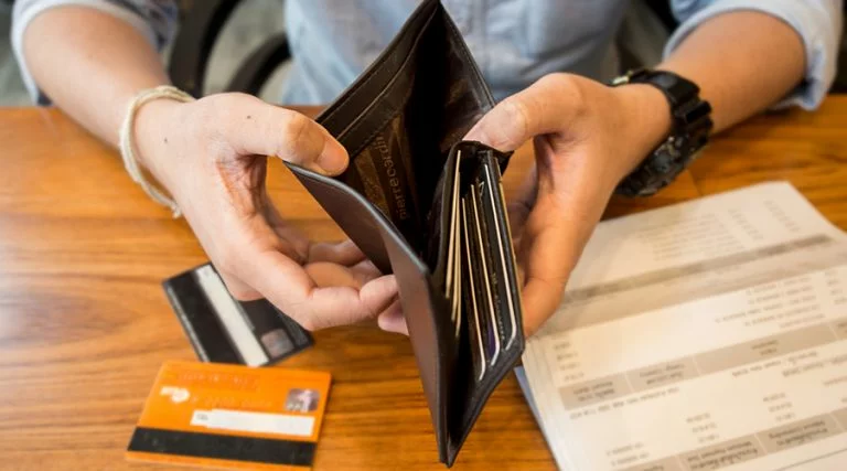 Las-deudas-con-bancos-y-entidades-no-bancarias-ya-superan-los-56-millones-por-persona-optimized