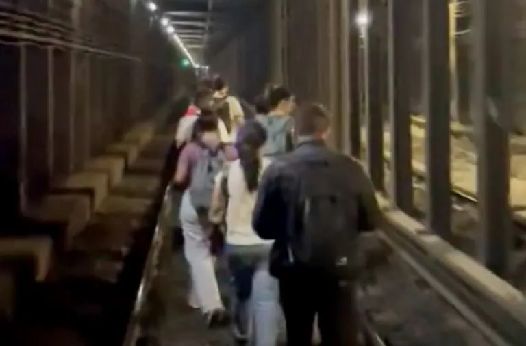 pasajeros-fueron-evacuados-por-las-vias-del-subte-USLITDIOMBFBDHACX3GJDGTUF4